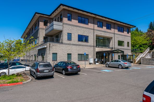 MT. SCOTT PROFESSIONAL CENTER I: 9200 SE 91st Ave, Happy Valley, OR 97086
